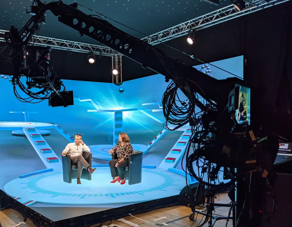 Лучшая цена VR XR Film Studios 3D иммерсивная изогнутая видеостена светодиодный виртуальный производственный дисплей